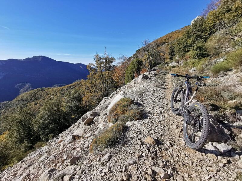 Vue aérienne du village de Peille, son clocher et ses toits de tuiles au creux du relief