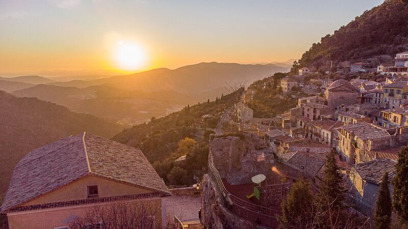 Le village de Sainte-Agnès perché sur son éperon rocheux, vu depuis les hauteurs