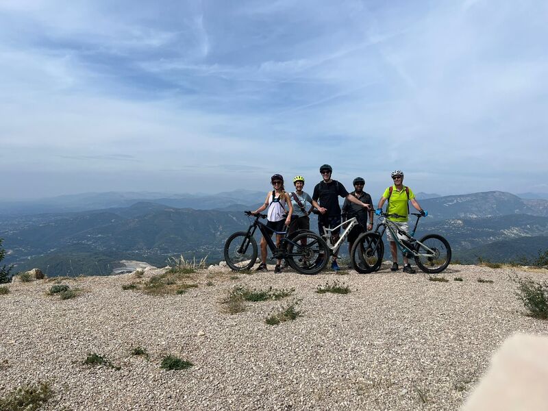Un VTT électrique posé sur une piste caillouteuse à flanc de montagne, en automne