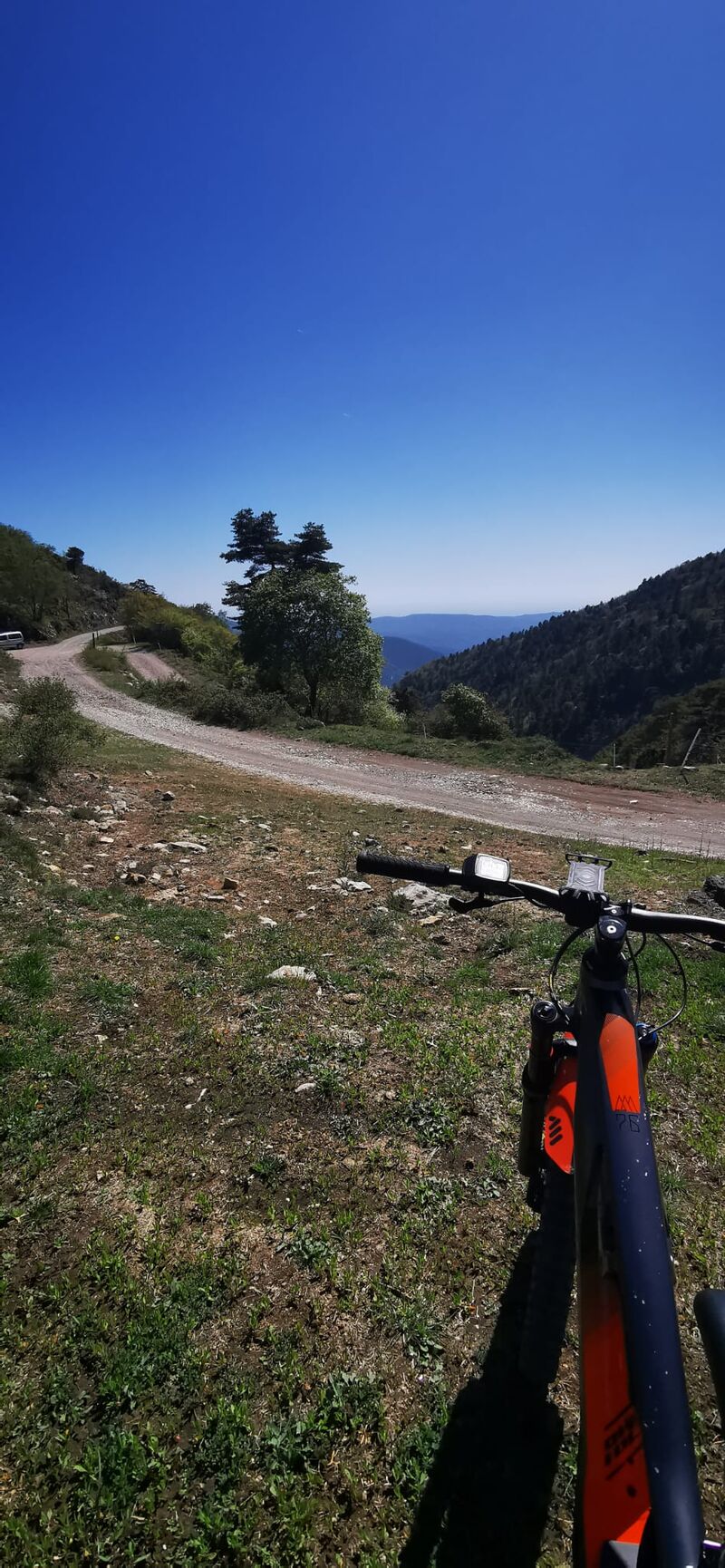 Un groupe de huit cyclistes réunis devant le panneau du col de la Madone, à 925 mètres